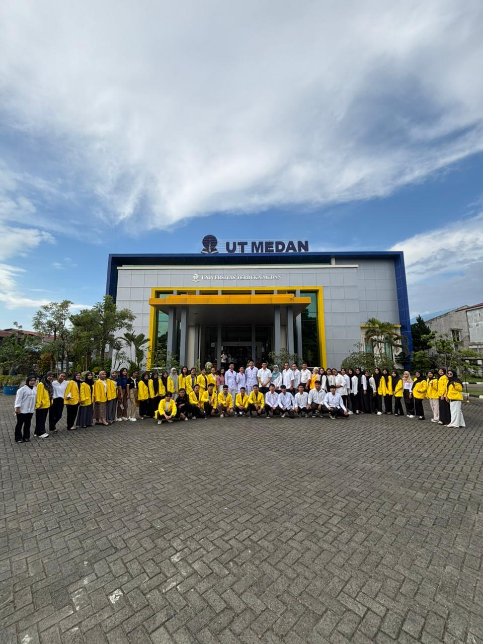 UT Medan Gelar Upacara Bendera Peringati Hari Pendidikan Nasional 2025