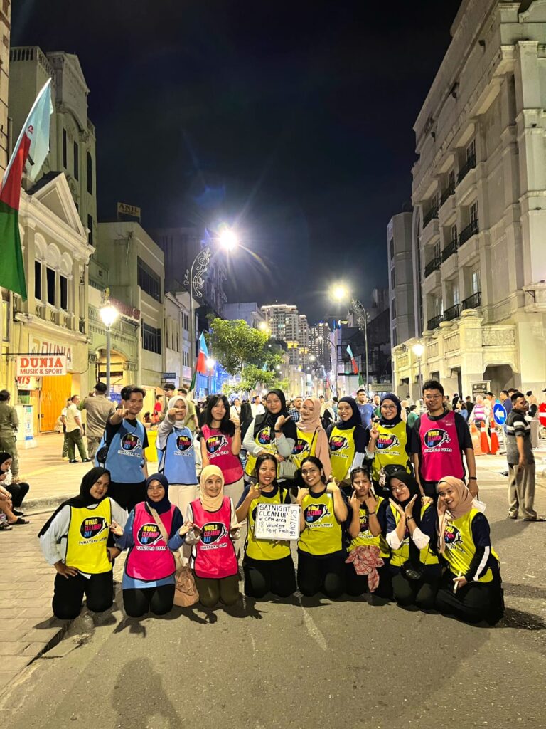 Ormawa UT Medan Gelar SatNight Cleanup dan Sosialisasi di CFN Kesawan