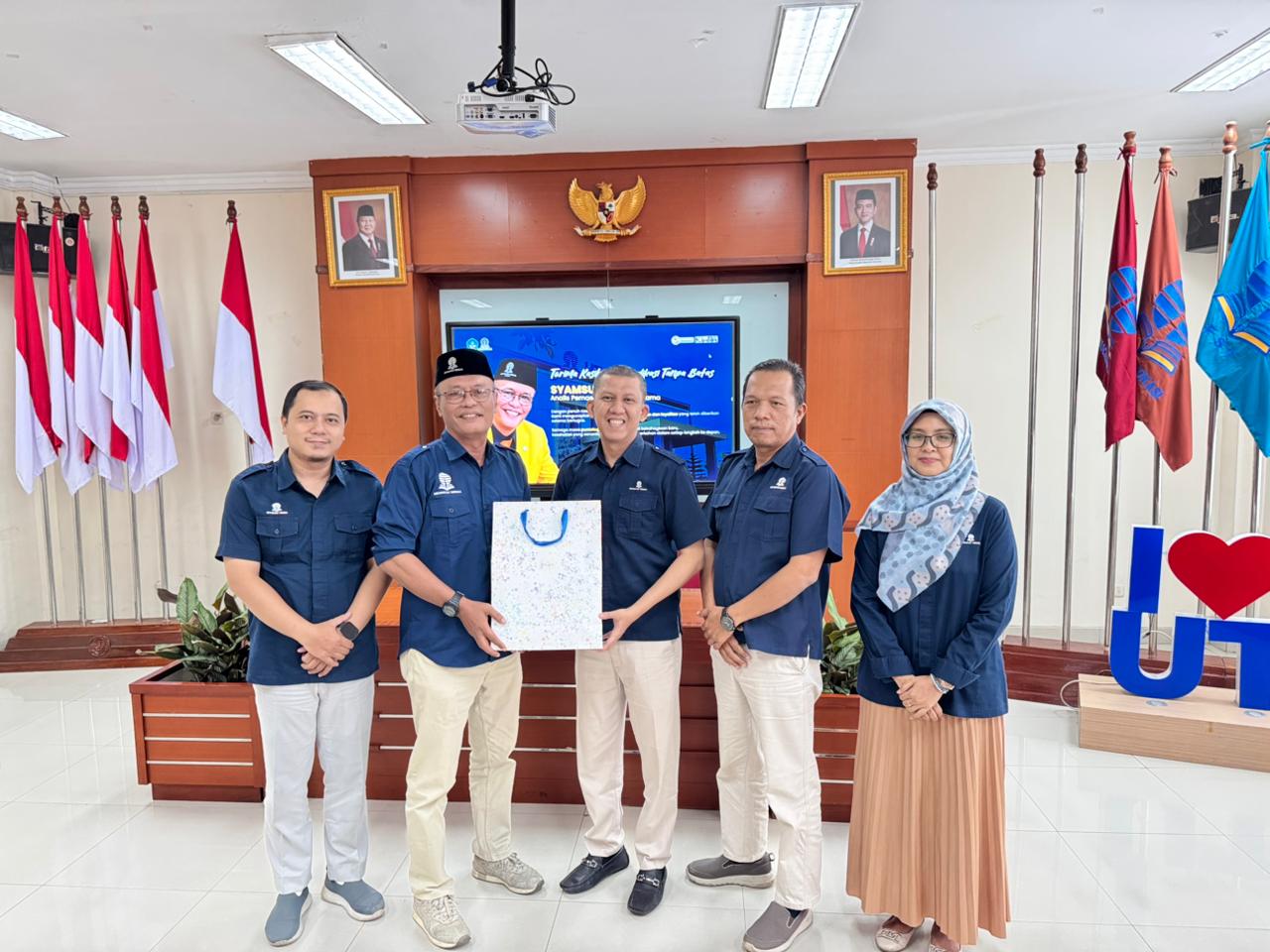 Perkuat Silaturahmi, UT Medan Gelar Halalbihalal Sekaligus Pelepasan Purna Tugas