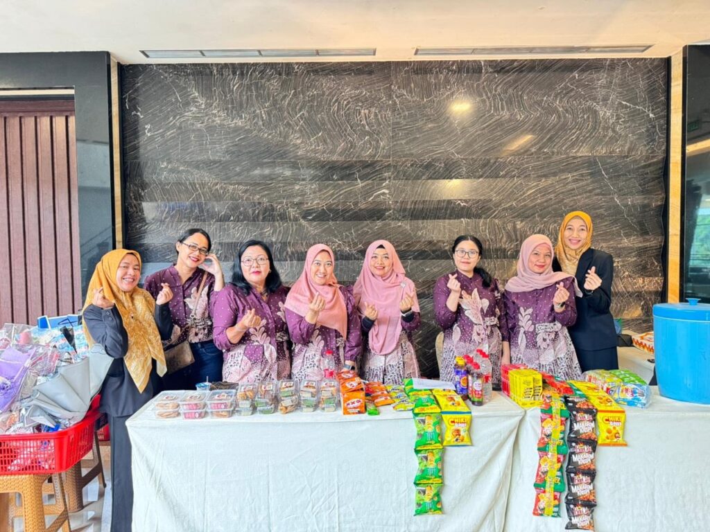Semarak Bazar DWP Warnai Momen Wisuda Daerah UT Medan