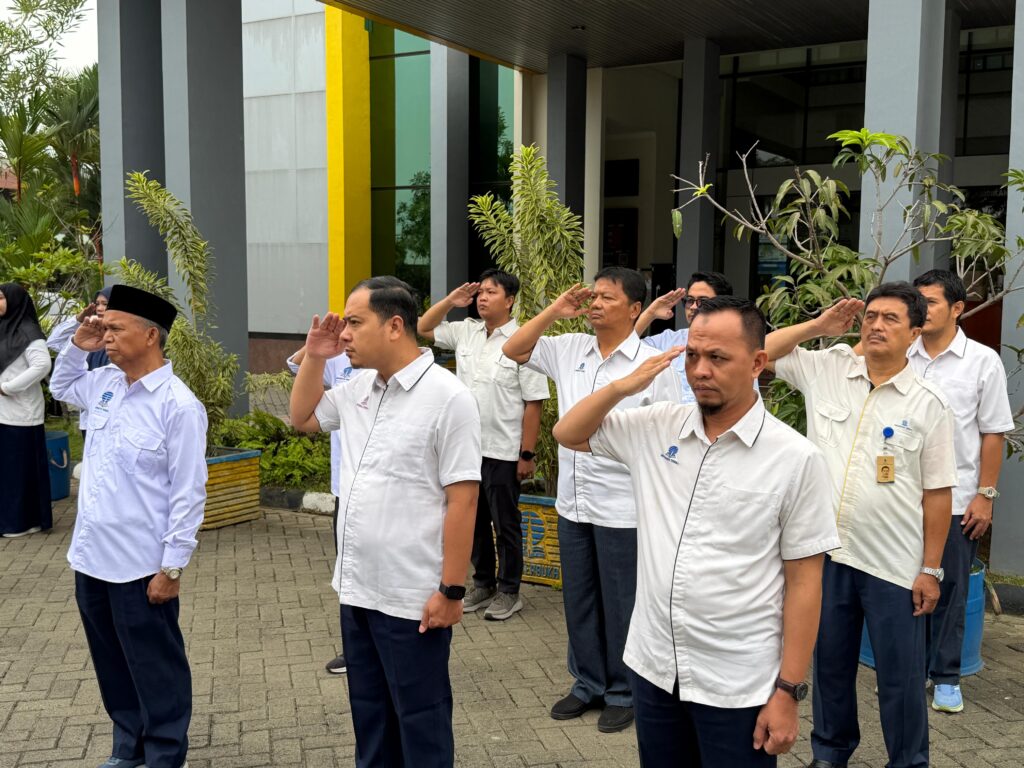 Memperingati Hari Pendidikan Nasional Ke-118, UT Medan Laksanakan Upacara Bendera dengan Khidmat