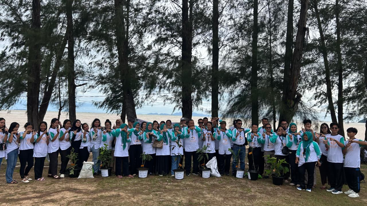 Sinergi Lestarikan Alam: Ormawa dan IKA UT Medan Gelar Aksi Tanam Pohon dan Bersih Pantai di Pandan Sibolga