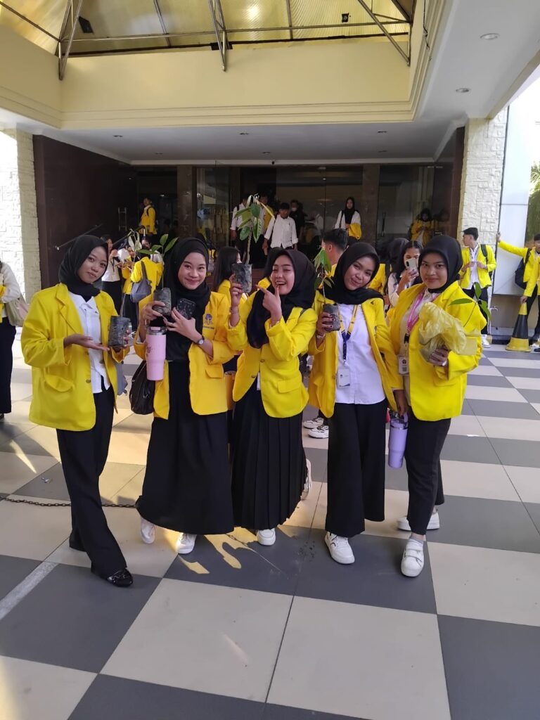 UT Medan dan IKA UT Medan Tanamkan Semangat Green University melalui Gerakan “Satu Mahasiswa, Satu Pohon”