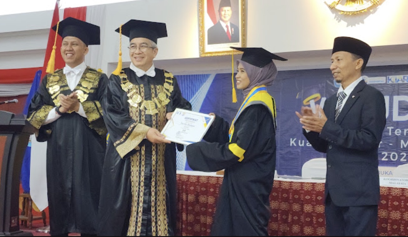 Wisuda UT di KBRI Kuala Lumpur, Teguhkan Komitmen Pendidikan Tanpa Batas bagi Warga Indonesia di Malaysia