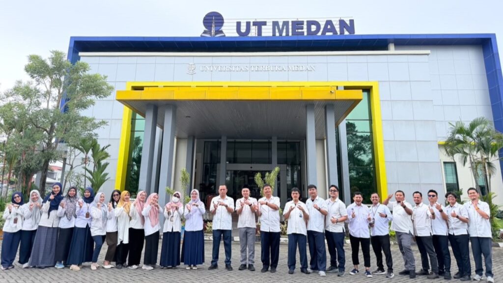 Peringati Hari Sumpah Pemuda ke-98, UT Medan Laksanakan Upacara Bendera dengan Semangat Patriotik, Gigih, dan Berempati